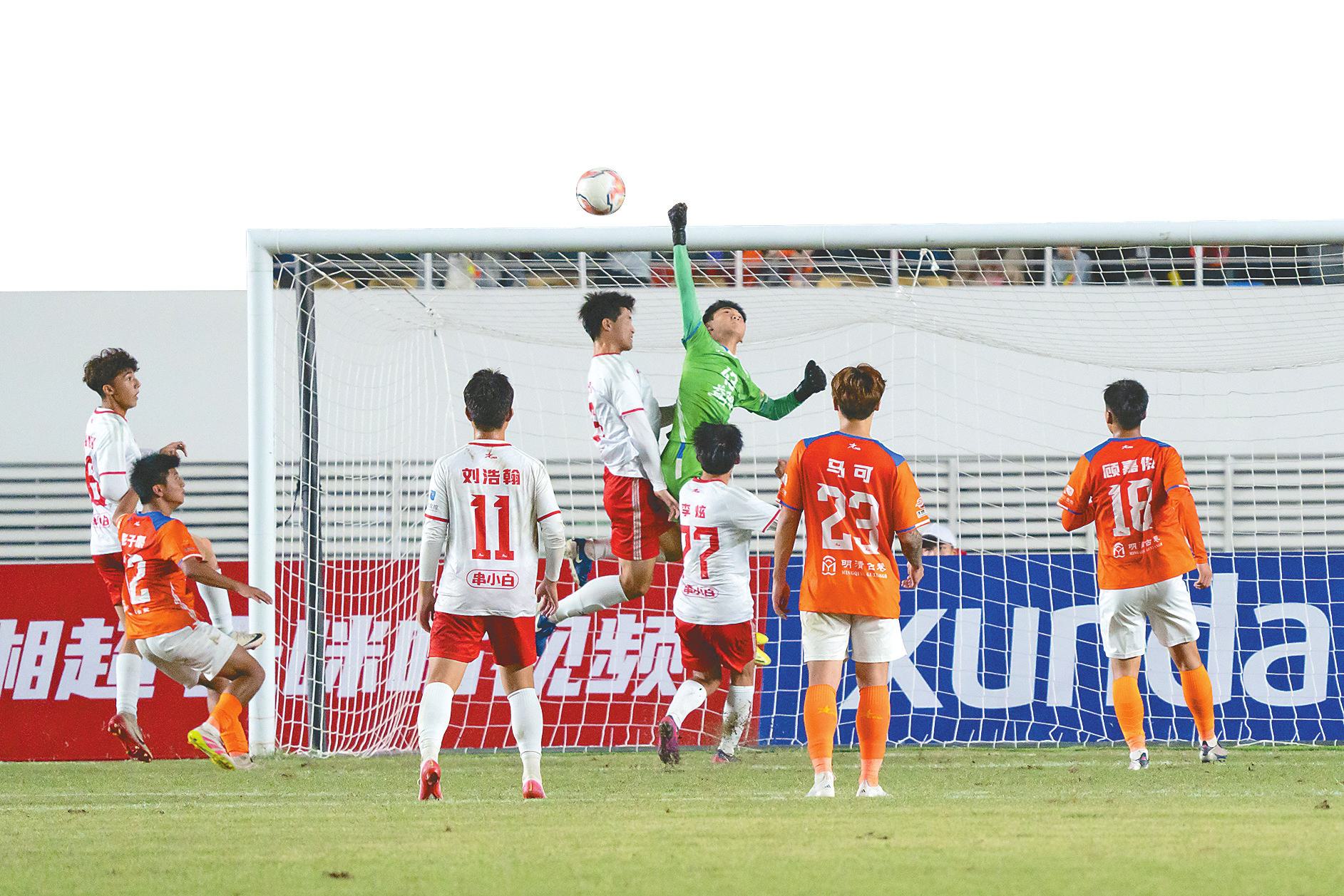 赛场上拼抢, 双方球员在, 益阳队 赛场上拼抢, 双方球员在, 益阳队